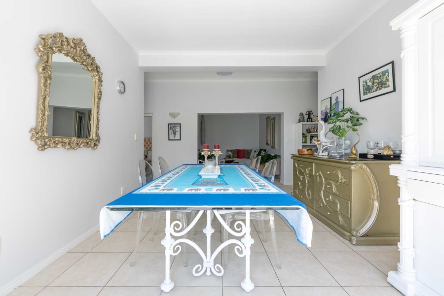 5 Bedroom Property for Sale in Green Point Western Cape